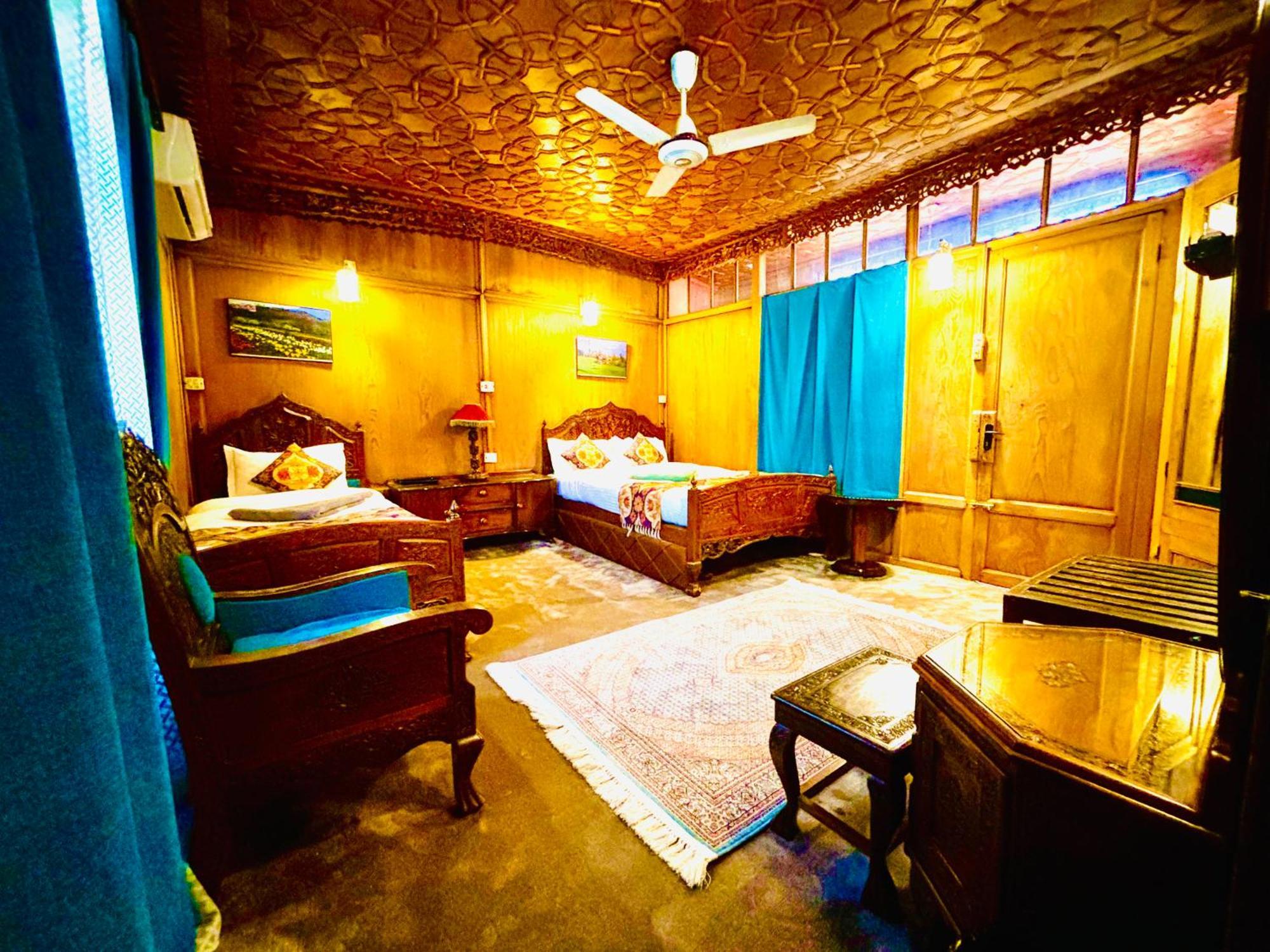 The Badyari Palace Houseboats Srinagar  Bagian luar foto