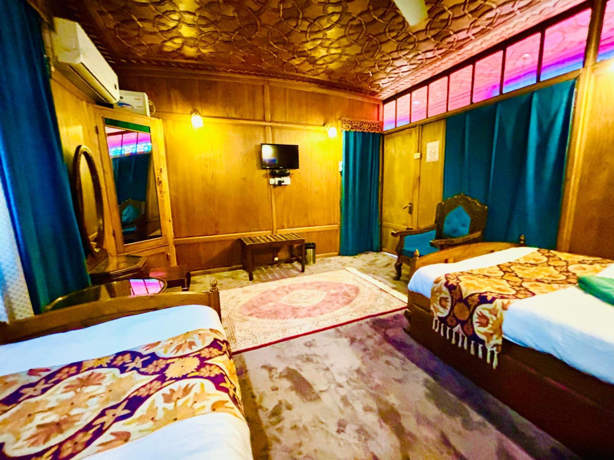 The Badyari Palace Houseboats Srinagar  Bagian luar foto