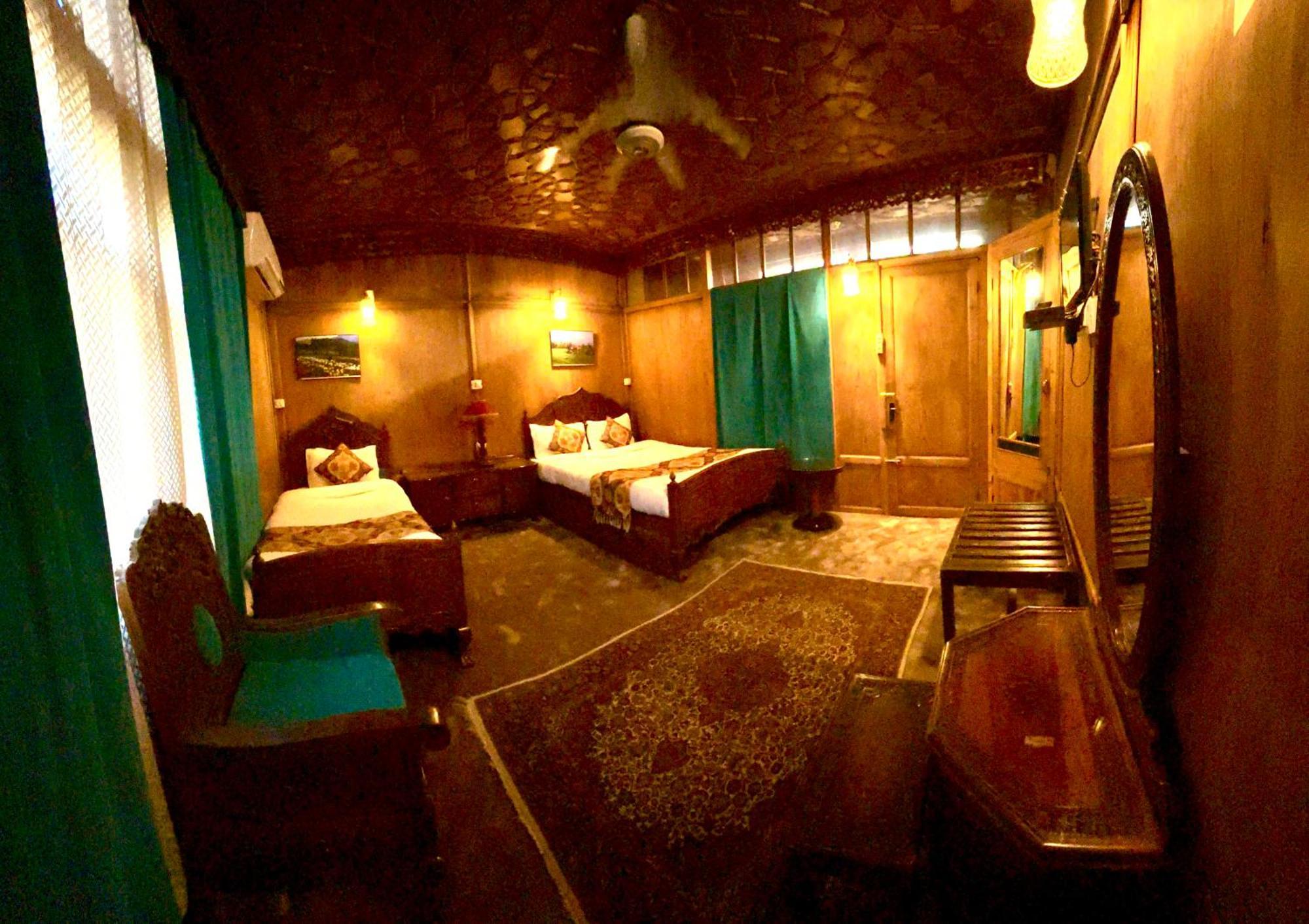 The Badyari Palace Houseboats Srinagar  Bagian luar foto